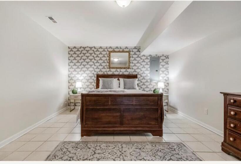 ペンション Charming Basement Hideaway