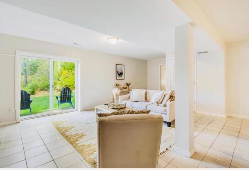 ペンション Charming Basement Hideaway