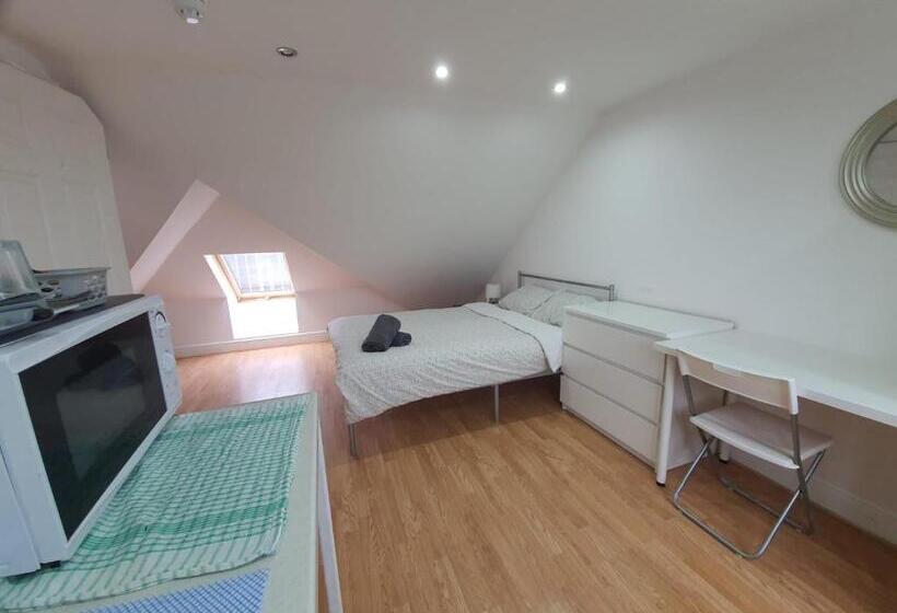 פנסיון Eastwood Rooms