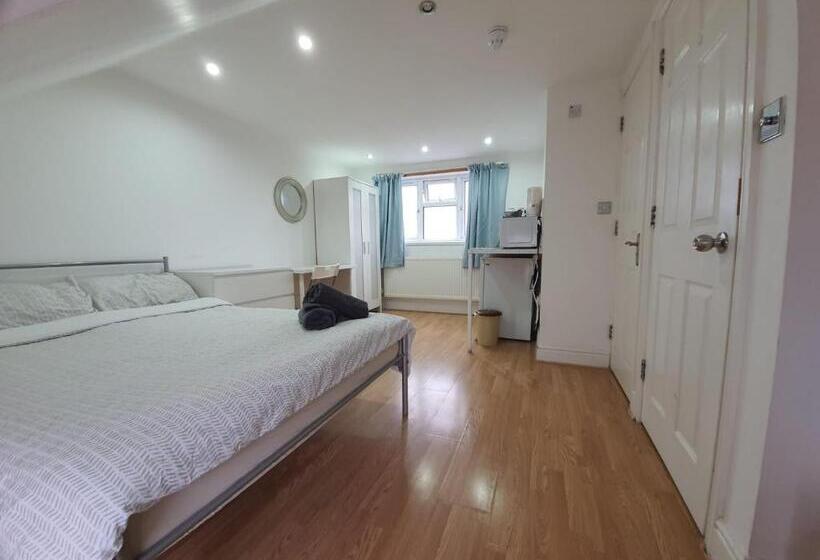 פנסיון Eastwood Rooms