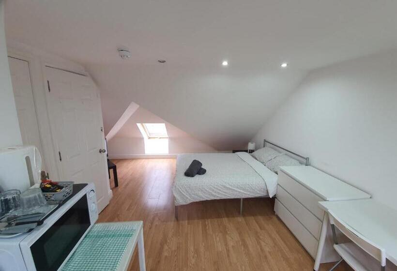 פנסיון Eastwood Rooms