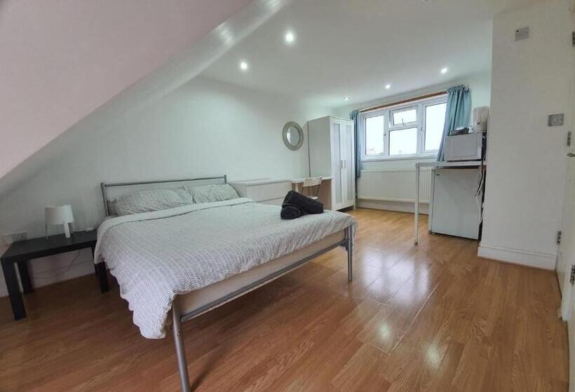 פנסיון Eastwood Rooms