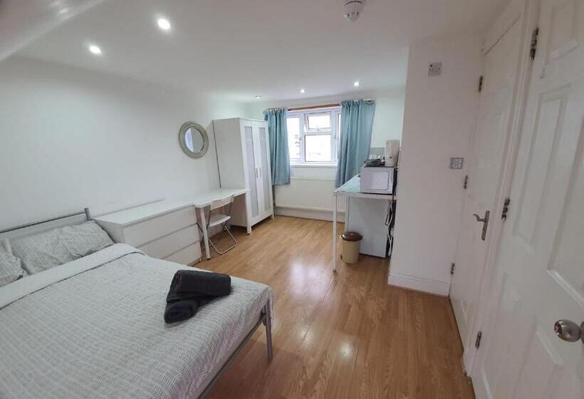 פנסיון Eastwood Rooms