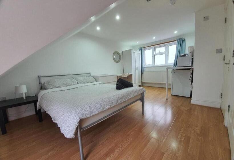 פנסיון Eastwood Rooms