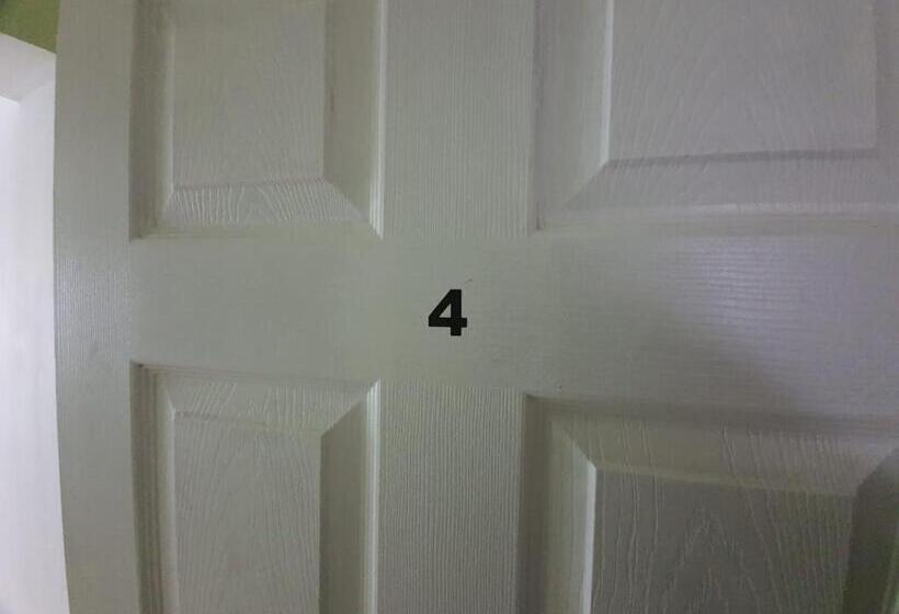 פנסיון Eastwood Rooms