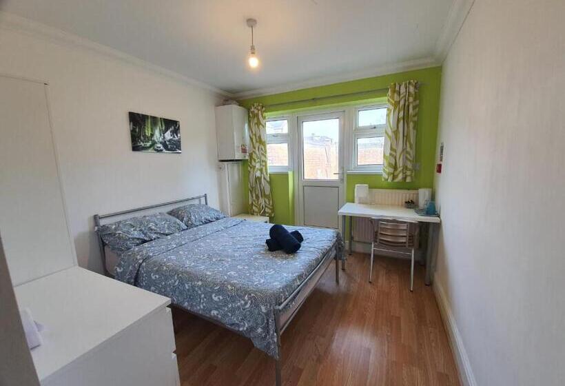 פנסיון Eastwood Rooms