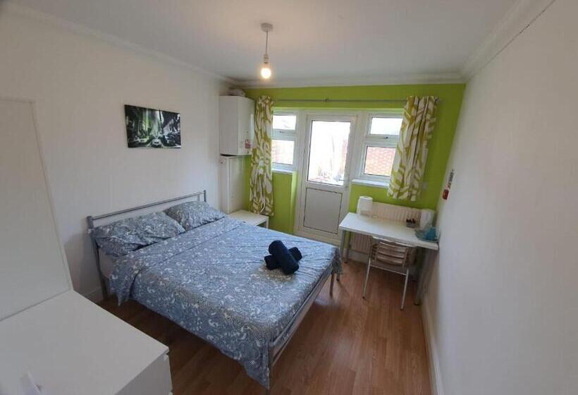 פנסיון Eastwood Rooms