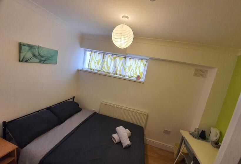 פנסיון Eastwood Rooms