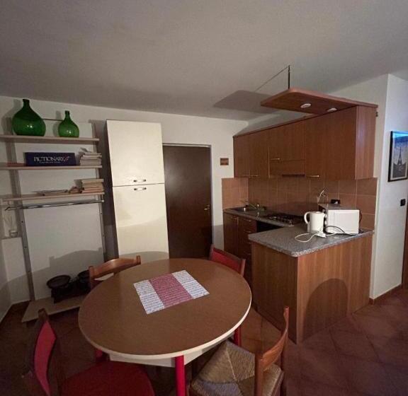 פנסיון La Maison Jaune