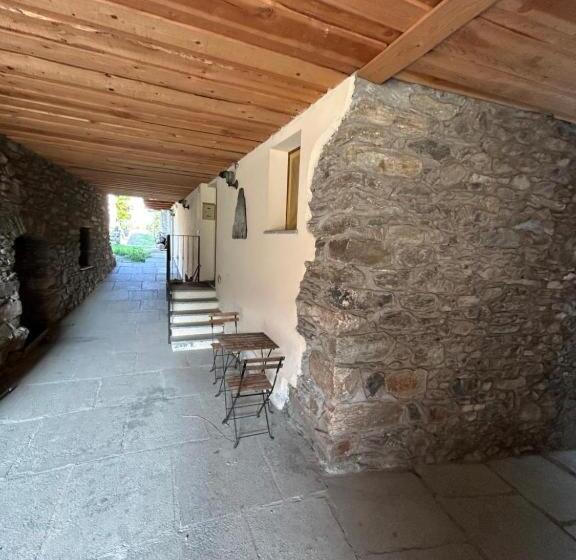 פנסיון La Maison Jaune