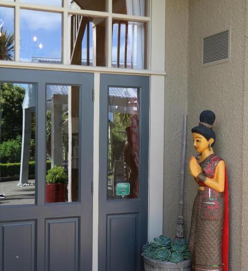 بنسيون La Riviera Guesthouse