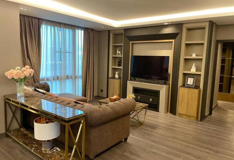 5mins Walk To Various Night Market @stratregic & Spacious Space At The Erawan Condo  8pax With Bathu