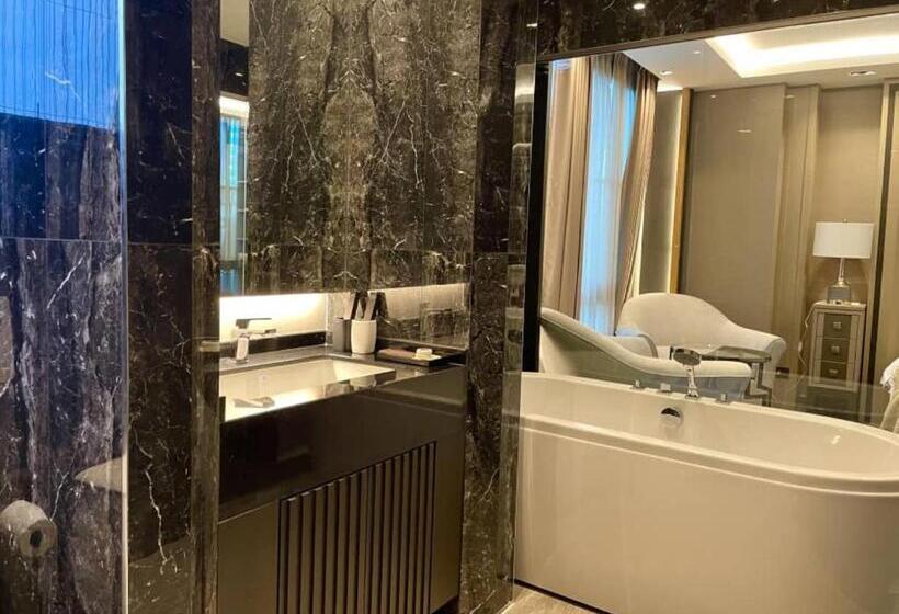 5mins Walk To Various Night Market @stratregic & Spacious Space At The Erawan Condo  8pax With Bathu