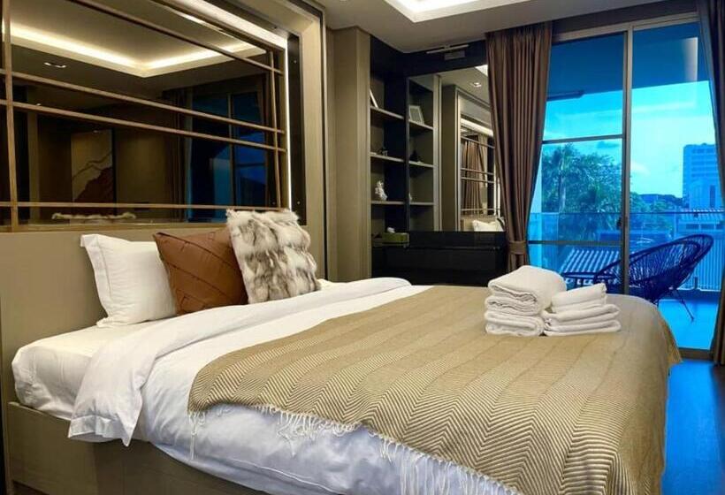 5mins Walk To Various Night Market @stratregic & Spacious Space At The Erawan Condo  8pax With Bathu