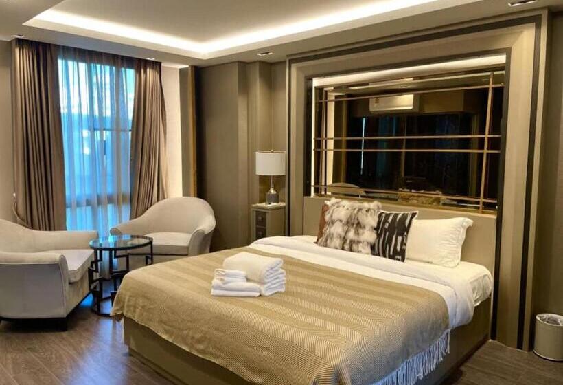 5mins Walk To Various Night Market @stratregic & Spacious Space At The Erawan Condo  8pax With Bathu