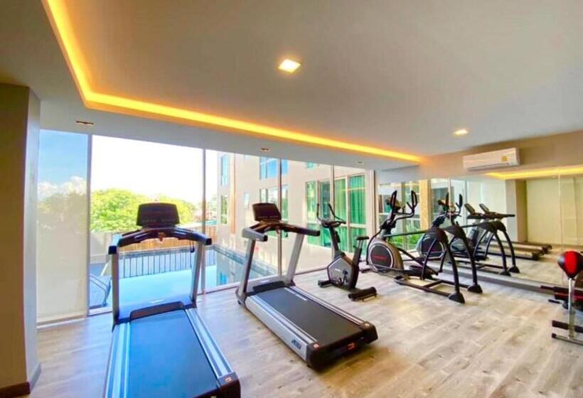 5mins Walk To Various Night Market @stratregic & Spacious Space At The Erawan Condo  8pax With Bathu