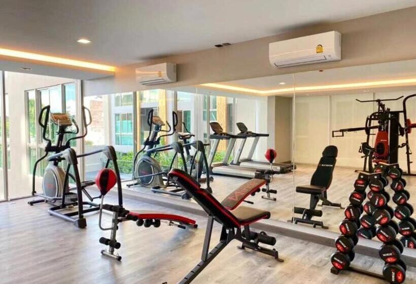 5mins Walk To Various Night Market @stratregic & Spacious Space At The Erawan Condo  8pax With Bathu