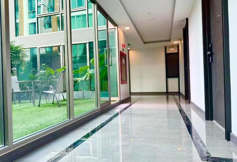 5mins Walk To Various Night Market @stratregic & Spacious Space At The Erawan Condo  8pax With Bathu