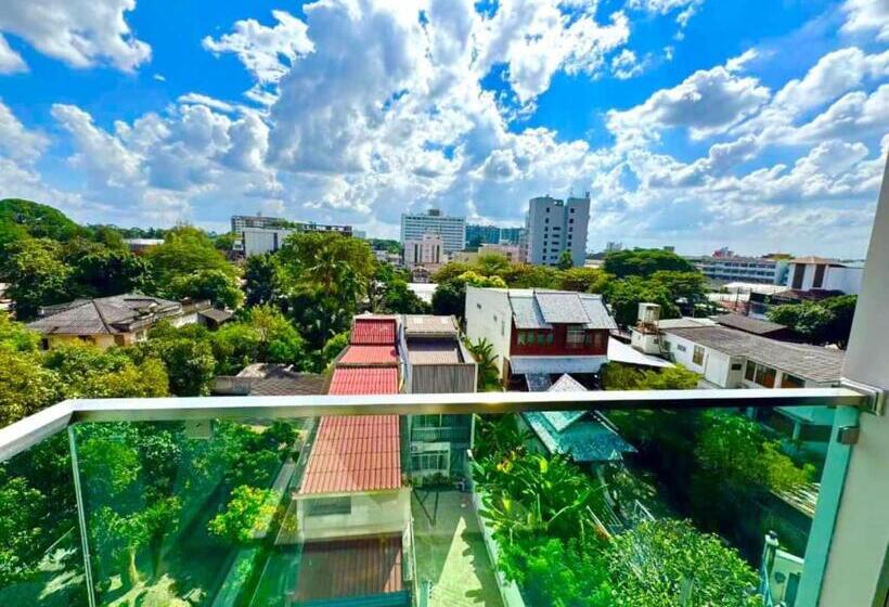 5mins Walk To Various Night Market @stratregic & Spacious Space At The Erawan Condo  8pax With Bathu