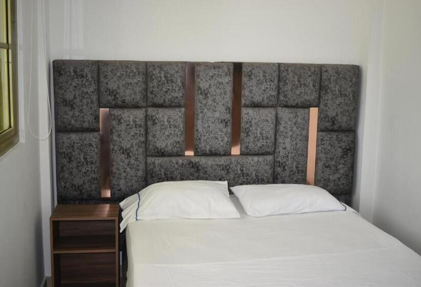 هتل Chalet Lo Tres Hermanos