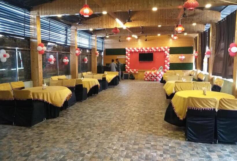 Отель Crown Royale