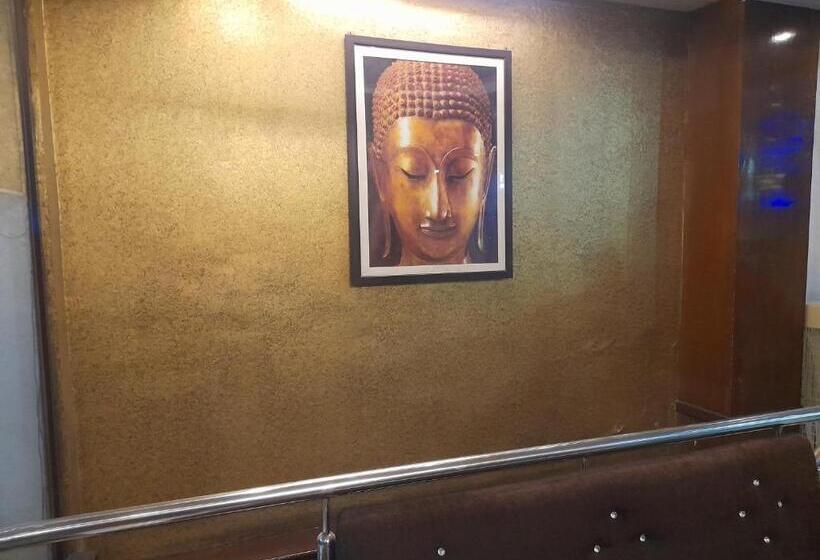 Отель Crown Royale