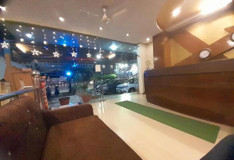 Отель Crown Royale