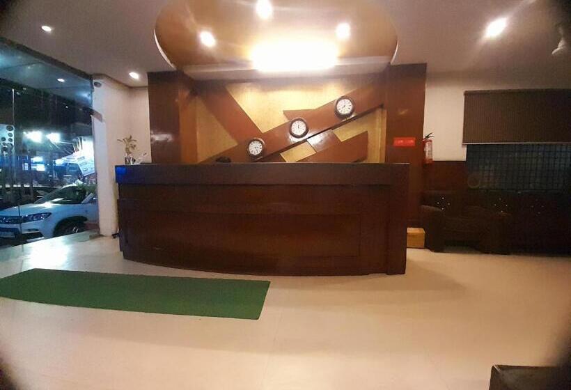 Отель Crown Royale