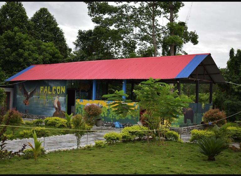 בית מלון כפרי Falcon Jungle Resort