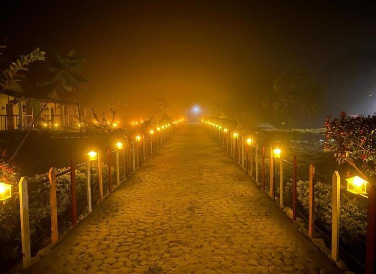 בית מלון כפרי Falcon Jungle Resort