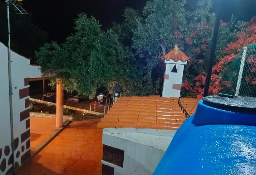 בית מלון כפרי Django