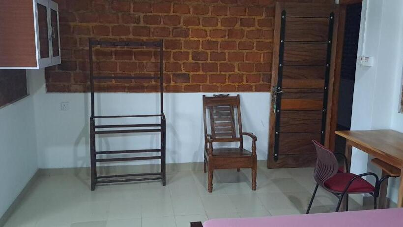 Отель Madu River Edge