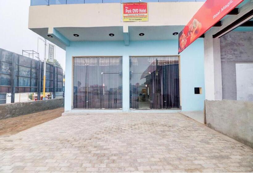 فندق Oyo 8209 The Park Ovo Hotal