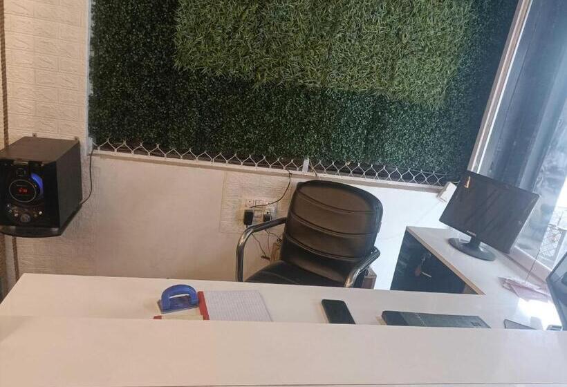 Отель Oyo Flagship Triweni Palace