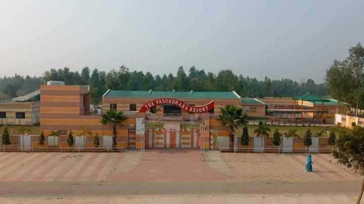 ホテル Oyo Vasundhara Resort
