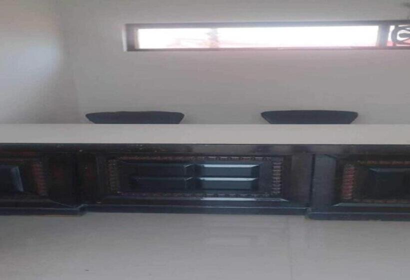 ホテル Oyo Vasundhara Resort