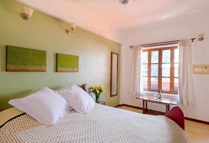 فندق Skylark Resort