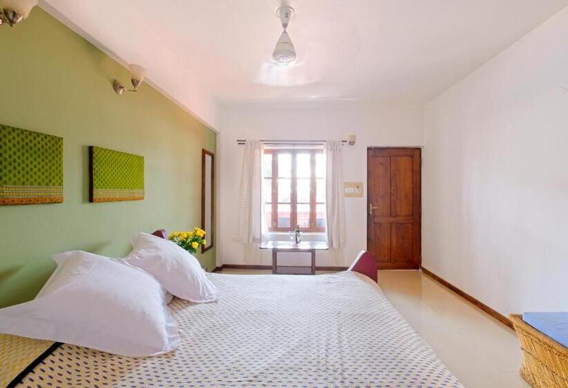 בית מלון כפרי Skylark Resort