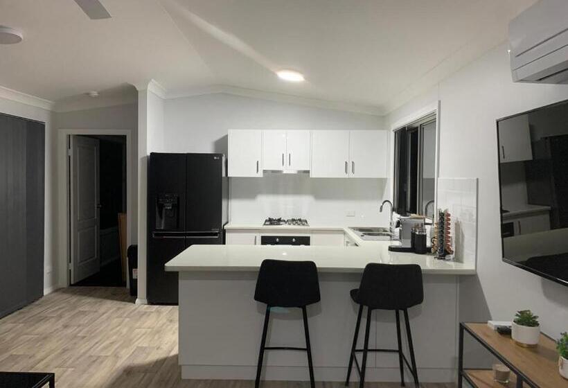 Отель Yarrawonga Cottage