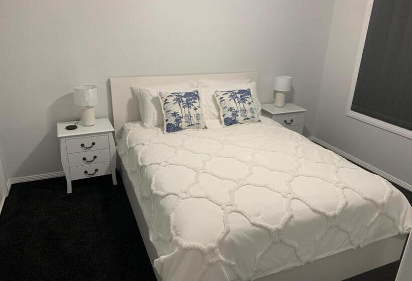 Отель Yarrawonga Cottage