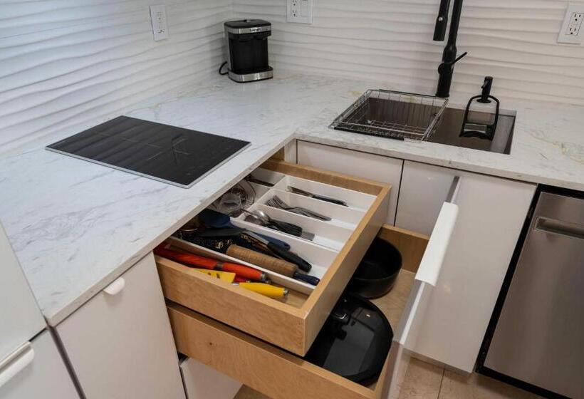 Luxury Condo Hotel With Full Kitchen, Located At 5 Mints Walk To The Beach