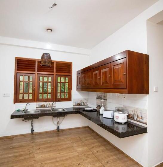 Пансион Manel Eco Lodge, Kathaluwa