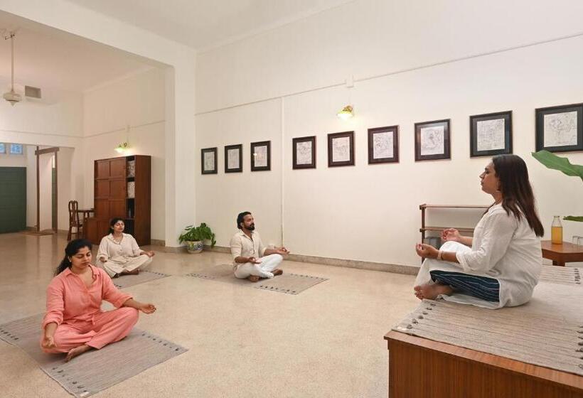 استراحتگاه The Sacred Lotus Ayurveda Wellness Retreat