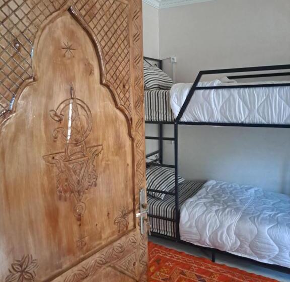 هاستل Mira Guest House