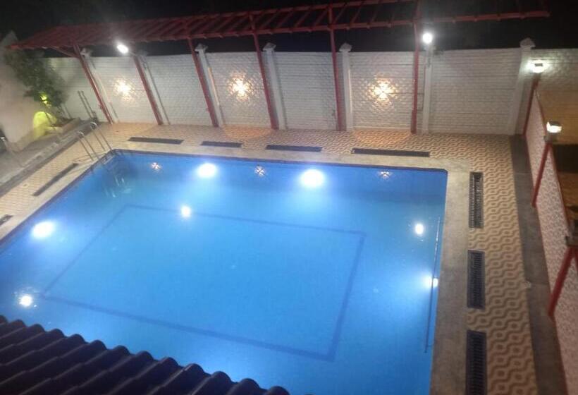 Отель A To Z Farmhouse