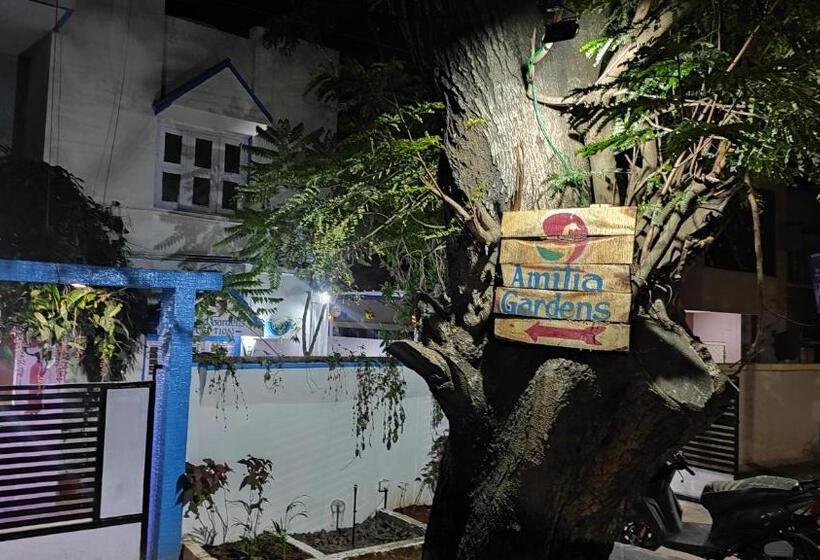 בית מלון כפרי Adh Amilya Gerdens