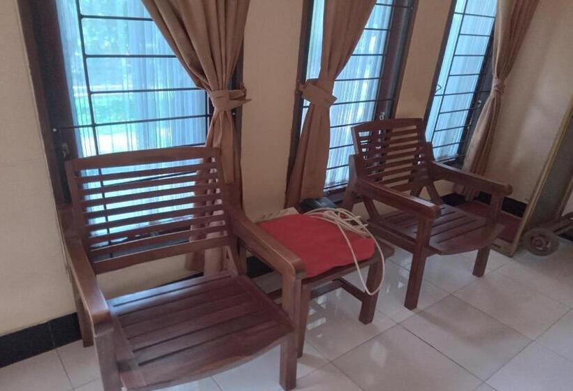 בית מלון כפרי Capital O 93391 Golden Manggis