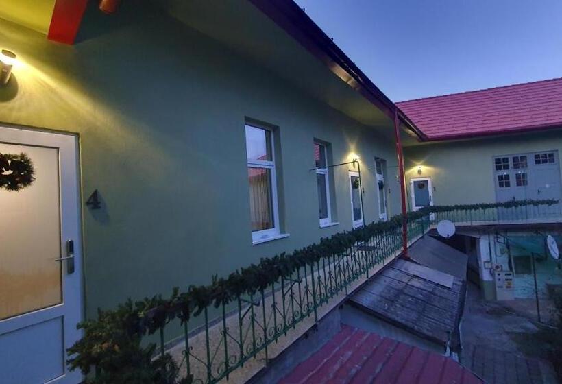 בית מלון כפרי Casa Basarab Brasov