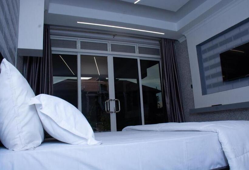 هتل Deluxe 10  Jinja Pool Apartments
