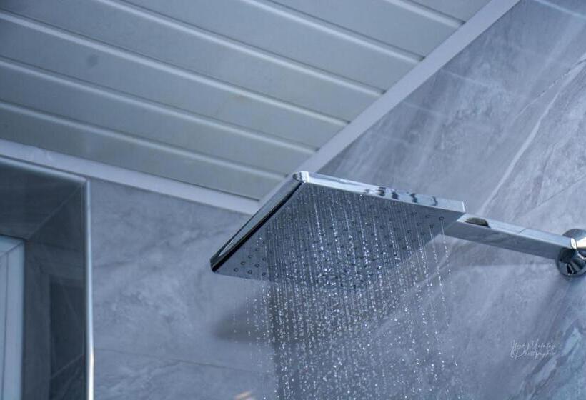 هتل Deluxe 10  Jinja Pool Apartments